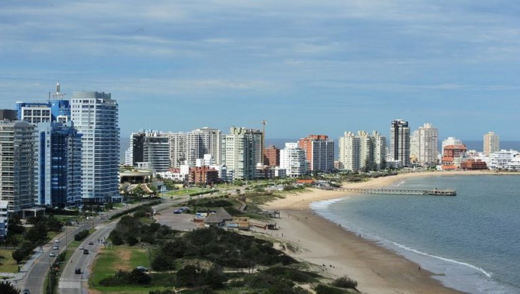 Muchísimos argentinos veranean en la playa uruguaya de Punta del Este (Web)