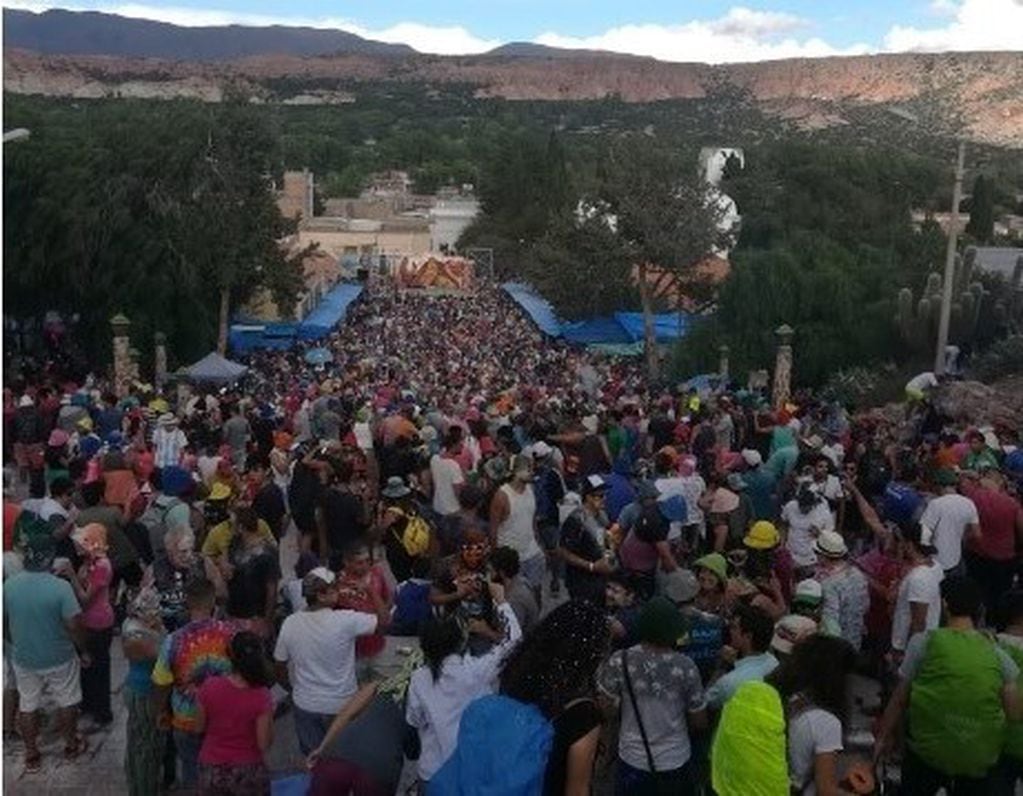 Multitudes se congregan en Humahuaca -120 km al norte de San Salvador de Jujuy- para disfrutar del tradicional carnaval quebradeño.