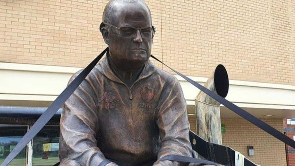 Un hincha mandó a construir una estatua de Marcelo Bielsa luego de que el DT rosarino lo ayudara a reponerse de un atentado. (Archivo)