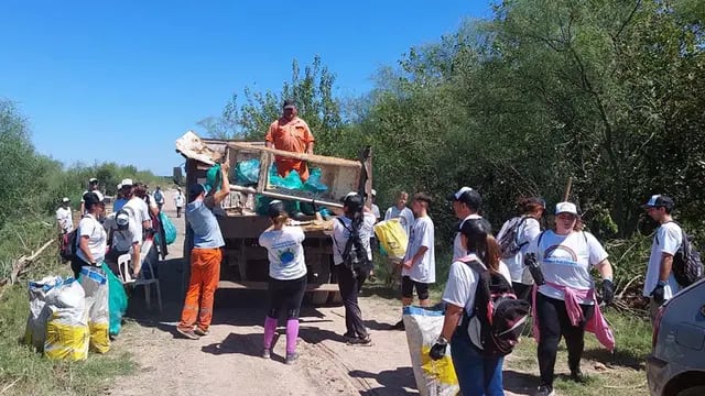 Voluntarios de la región limpiaron un sector de Las Prusianas y plantaron árboles