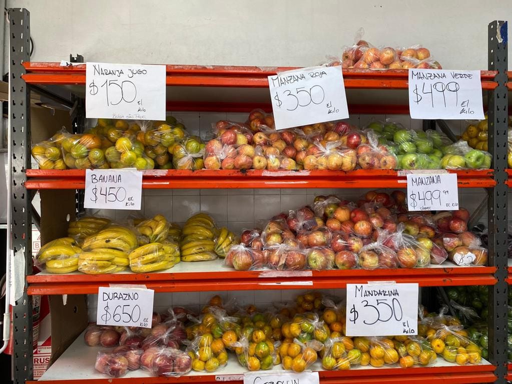 Frutas en el comercio en el centro de Córdoba.