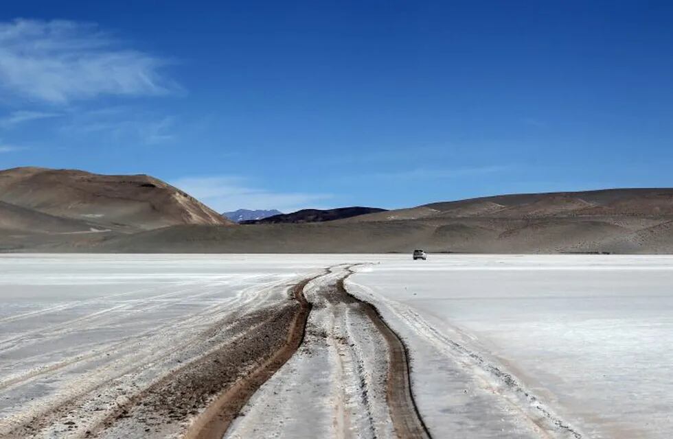 Vehicle tracks are seen on the surface of the salt flat at Olaroz, 4,000 meters (13,123 feet) above sea level and north of the Argentine province of San Salvador de Jujuy August 7, 2010. Argentina, Bolivia and Chile, holders of some of the world's biggest Lithium reserves, continue to attract investment from mining companies as the market for the metal continues to grow. Lithium is a key component in rechargeable batteries that power laptop computers, digital cameras and cell phones, as well as hybrid and electric vehicles. Picture taken August 7, 2010. REUTERS/Enrique Marcarian (ARGENTINA - Tags: ENERGY SCI TECH BUSINESS) jujuy  salar en Olaroz huellas vehiculos resreva produccion litio