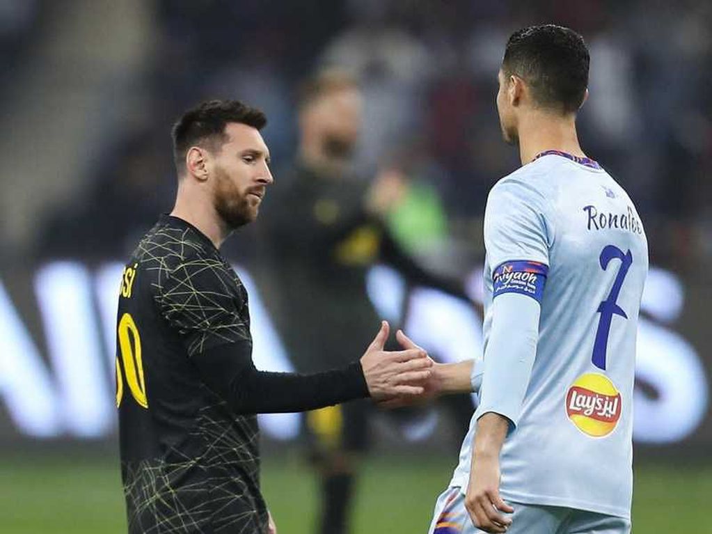 Lionel Messi y Cristiano Ronaldo, la última vez que se enfrentaron, a principios de año en el amistoso PSG y el combinado de estrellas del Al Nassr y Al Hilal. (AP)
