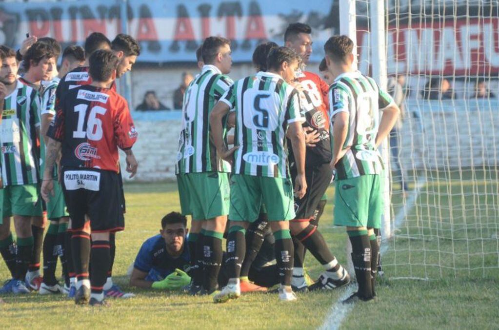 Sporting perdió 3 a 0. Fue expulsado Gigena. Foto  La Nueva