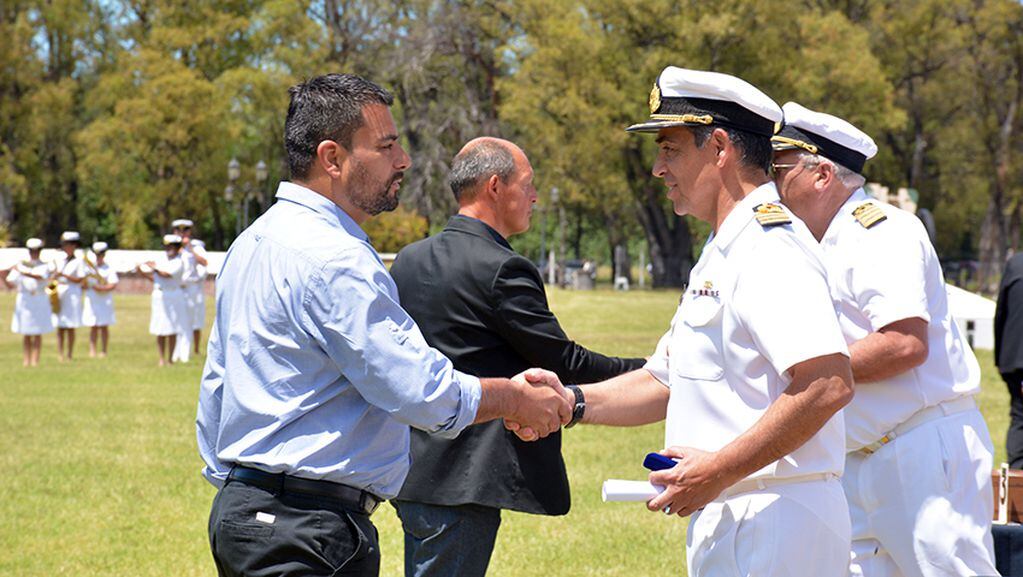 Entregaron medallas a trabajadores civiles que cumplieron 25 años al servicio de la Armada Argentina.
