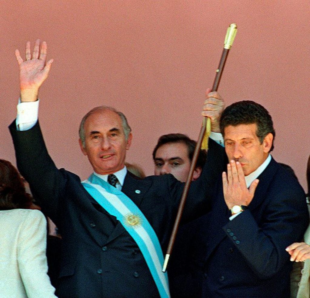 En 1999 Fernando de la Rúa asumió como presidente de la Argentina, saludando desde la Casa Rosada, junto a su vicepresidente Carlos Alvarez.  (AP Photo/Diego Giudice, File)