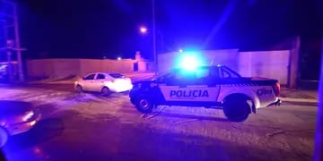 Un móvil policial pasa por la zona donde ocurrió la feroz balacera en barrio Villa El Libertador. (Javier Ferreyra)