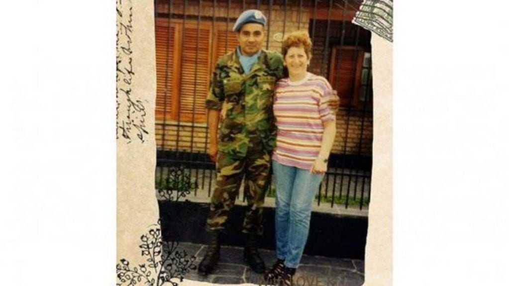 Silvina Martinez y René Aguilera él, vestido de uniforme de Infantería con boina y pañuelo de Operaciones de Paz para la ONU.