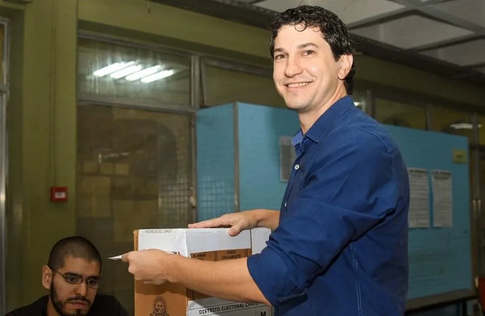 El actual secretario de Obras Públicas del municipio de Resistencia votó acompañado de su hijo. (Prensa Frente Chaqueño)