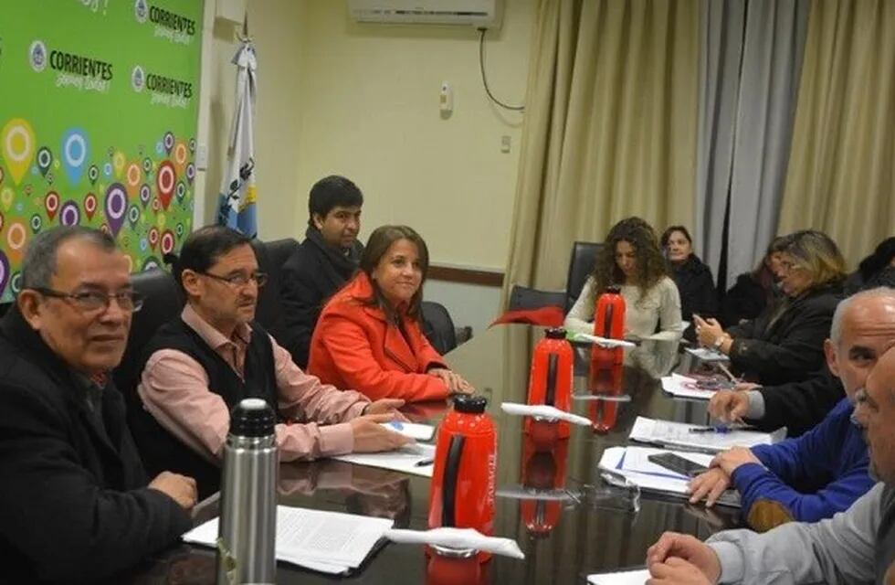 Se reunieron los representantes sindicales docentes con la ministra Benítez para buscar un acuerdo de estabilidad laboral.