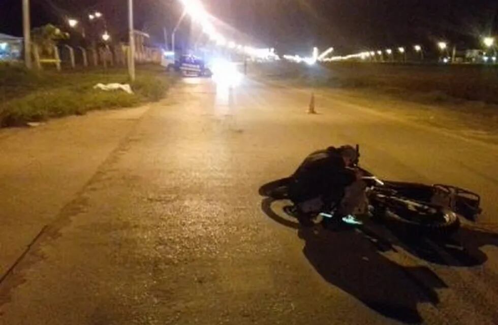 La moto del conductor quedó tirada sobre la cinta asfáltica. (Prensa Policía)