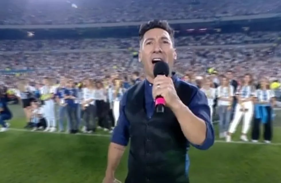 Ariel Ardit cantó el Himno Nacional frente a la selección argentina.