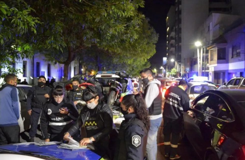 Desarticulan una fiesta clandestina en La Plata, en la zona de Plaza Malvinas, con alrededor de 1.500 personas (Infocielo)
