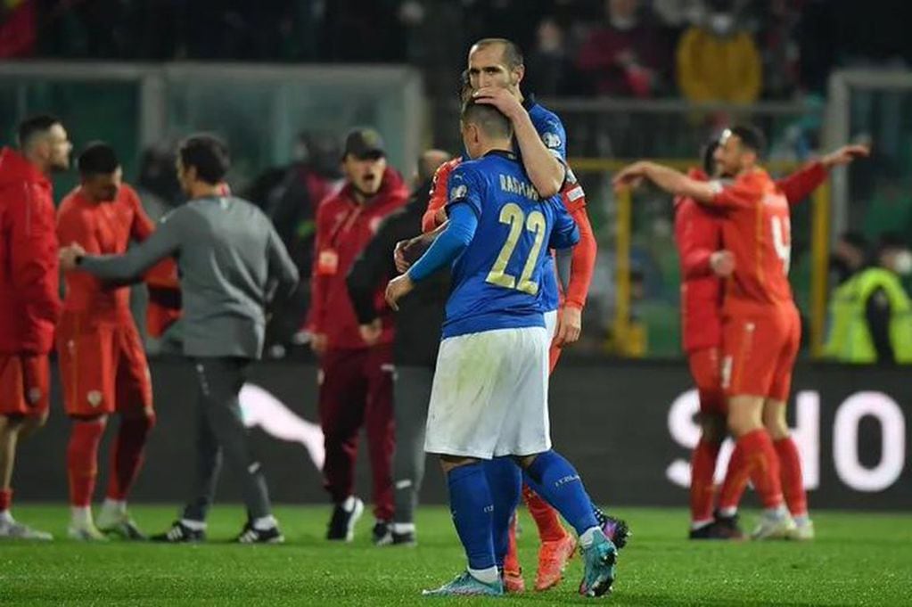 El instante luego de que el árbitro señalace el final del partido e Italia quedara eliminada a manos de Macedonia del Norte.