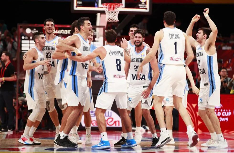 Pekín (China), 12/09/2019.- Jugadores de la selección argentina de baloncesto celebran la victoria de su equipo tras el partido disputado contra Francia, en Pekín, China, este viernes. EFE/ How Hwee Young