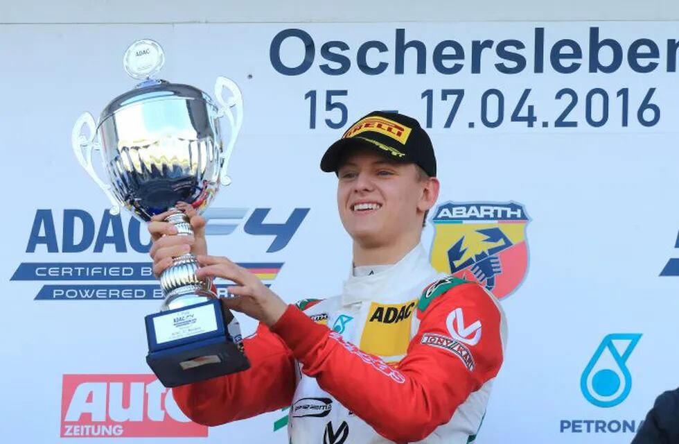 Mick Schumacher recibiendo un premio en Alemania (AFP)