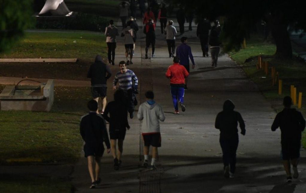 Gente corriendo en la Ciudad de Buenos Aires. (Foto: Clarín)