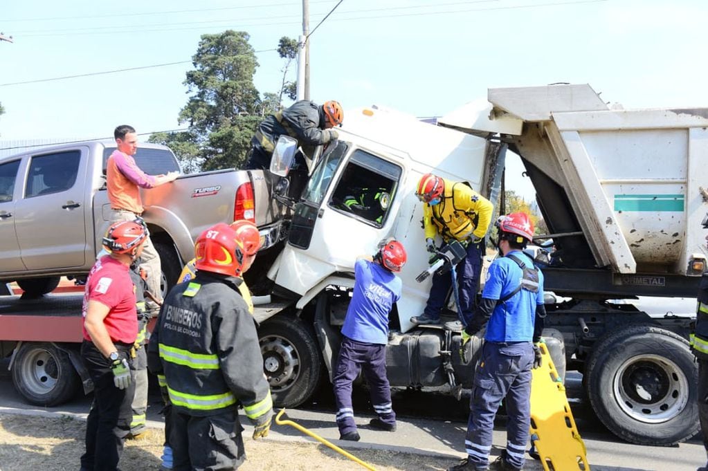 Choque en cadena en avenida La Voz del Interior: un camionero atrapado. Foto José Hernandez