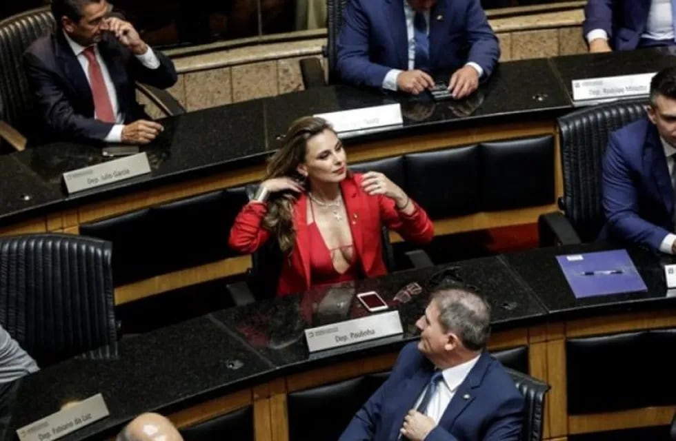 La diputada brasileña Ana Paula da Silva, blanco de duras críticas por haber vestido un escote el día de su asunción.