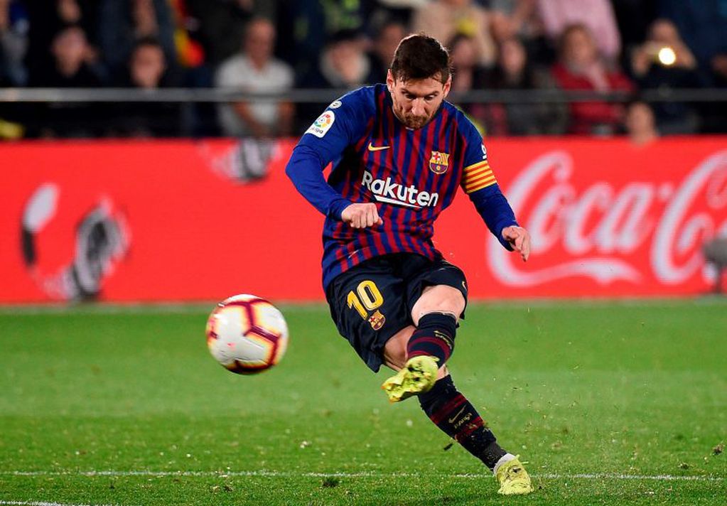 Messi en la previa de un golazo, la pelota superó los 100 km/h (Foto: AFP/ José Jordan)