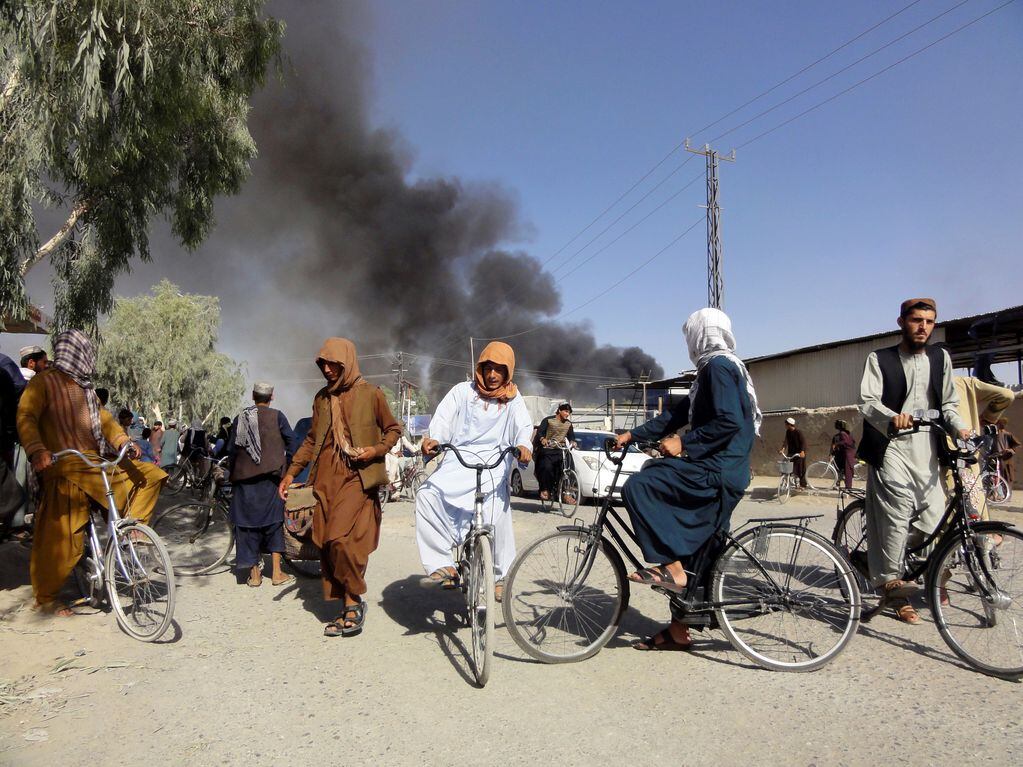El humo se eleva después de los enfrentamientos entre los talibanes y el personal de seguridad afgano, en Kandahar, al suroeste de Kabul, Afganistán, el jueves 12 de agosto de 2021 (AP Photo / Sidiqullah Khan).
