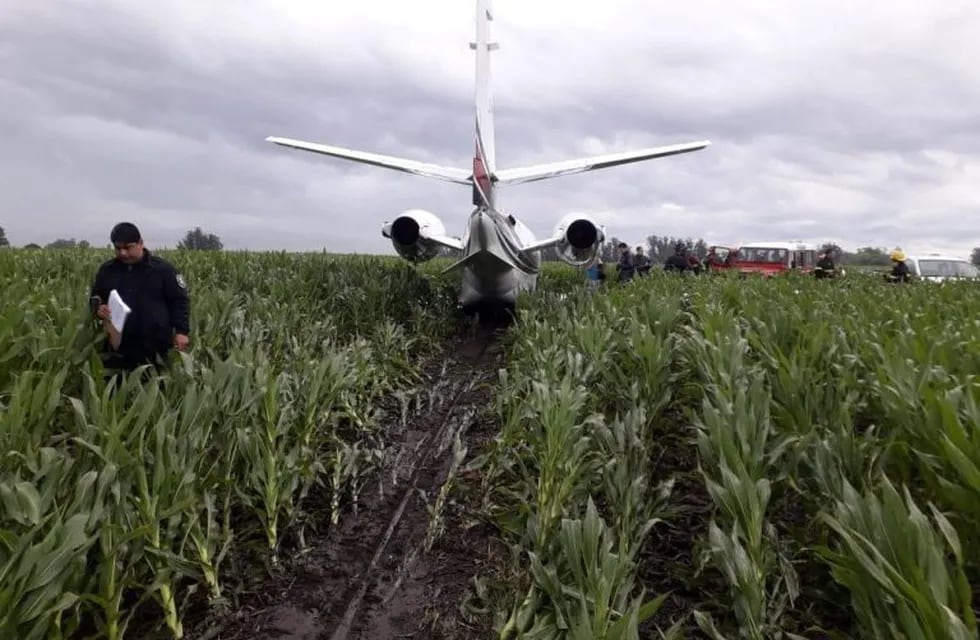 Un avión aterrizó de emergencia en un campo cerca de Miramar