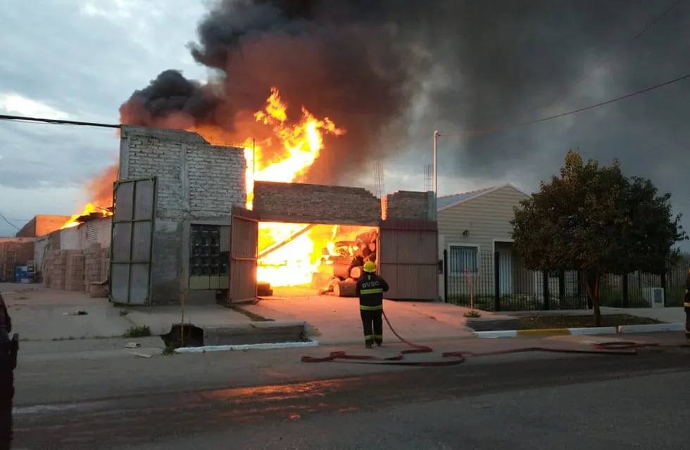 El fuego destruyó toda la el galpón de la fábrica de muebles, en un primer momento se temió que el fuego se extendiera a viviendas vecinas.