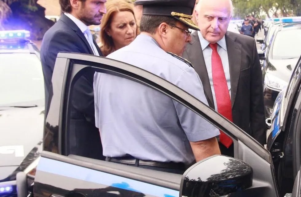 El gobernador encabezó el acto de entrega de 150 patrulleros nuevos a la policía provincial.\n (@maxipullaro)