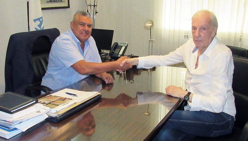 Claudio Tapia  junto a Cesar Luis Menotti. (AFA).