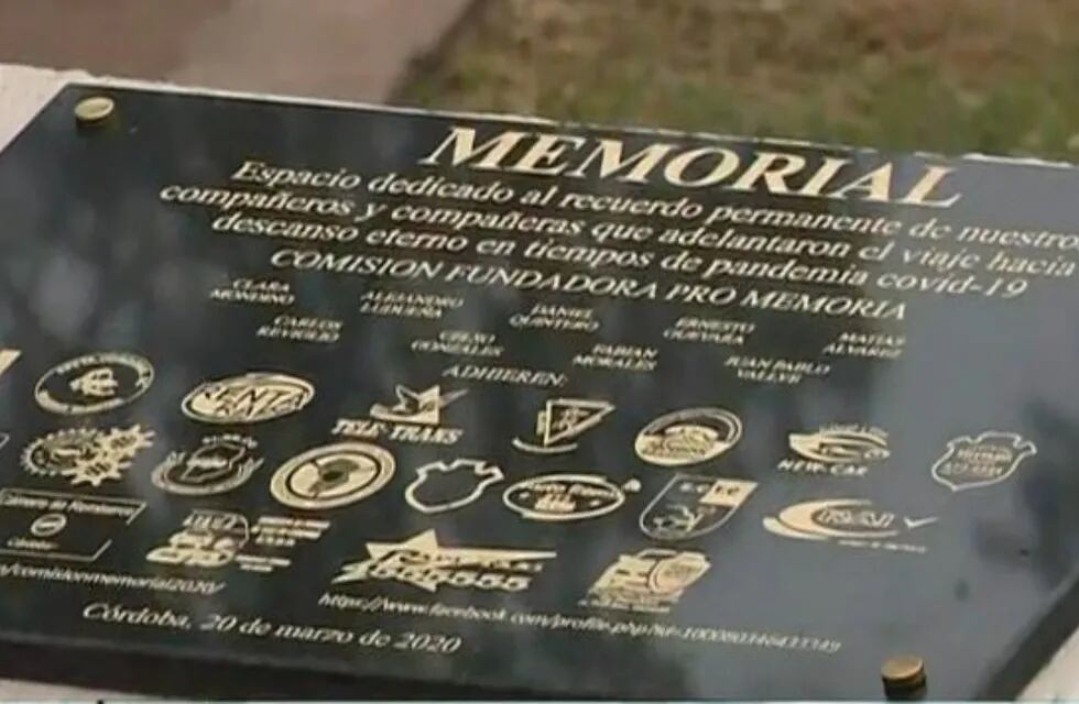 El memorial tiene aproximadamente 75 nombres de hombres y mujeres que perecieron en la pandemia.