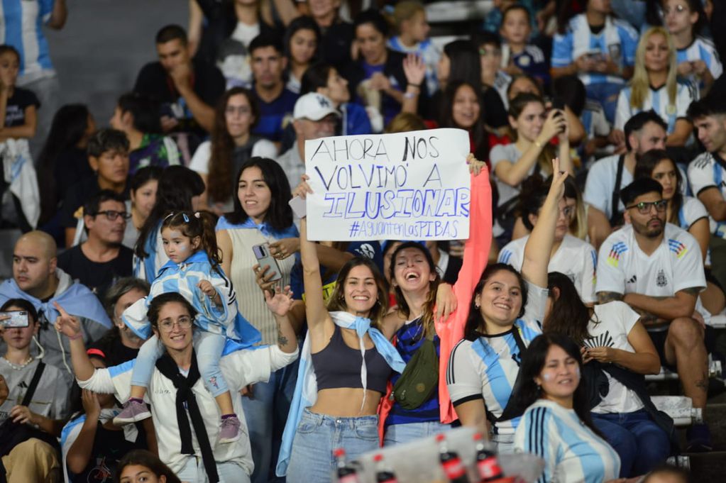 Más de 30 mil personas acompañaron a la selección argentina de fútbol en el estadio Kempes para el amistoso con Venezuela. (Javier Ferreyra / La Voz)