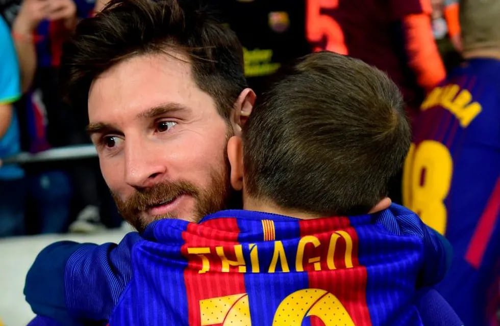Thiago, el mayor de los hijos de Lionel Messi suele acompañarlo a los partidos que disputa el Barcelona. (Archivo)