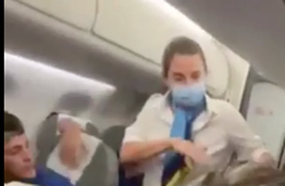 Una azafata le pidió a los jugadores de Boca que dejen de golpear el avión, en pleno festejo del campeón.