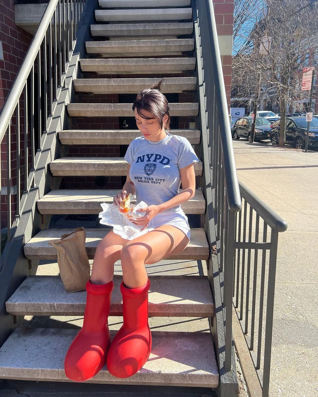 Lana Rhoades con microshort elastizado y big boots en NY