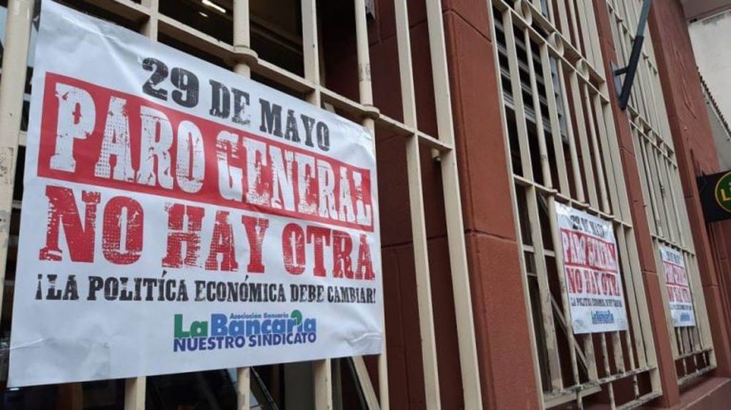Banco de Corrientes empapeló la fachada con un sugerente cartel.
