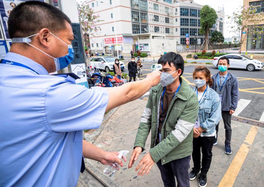 Control de contagio en China (Foto: EFE/EPA/ALEX PLAVEVSKI)