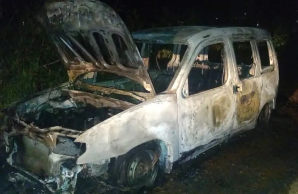 Hallan automóvil incinerado en San Vicente.