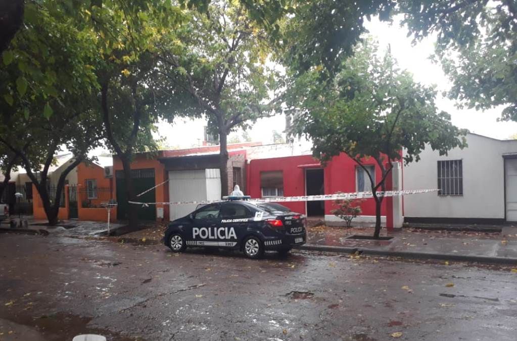 Personal policial trabaja en la casa en el barrio Río Atuel donde se cometió el crimen. Foto Gonzalo Villatoro.