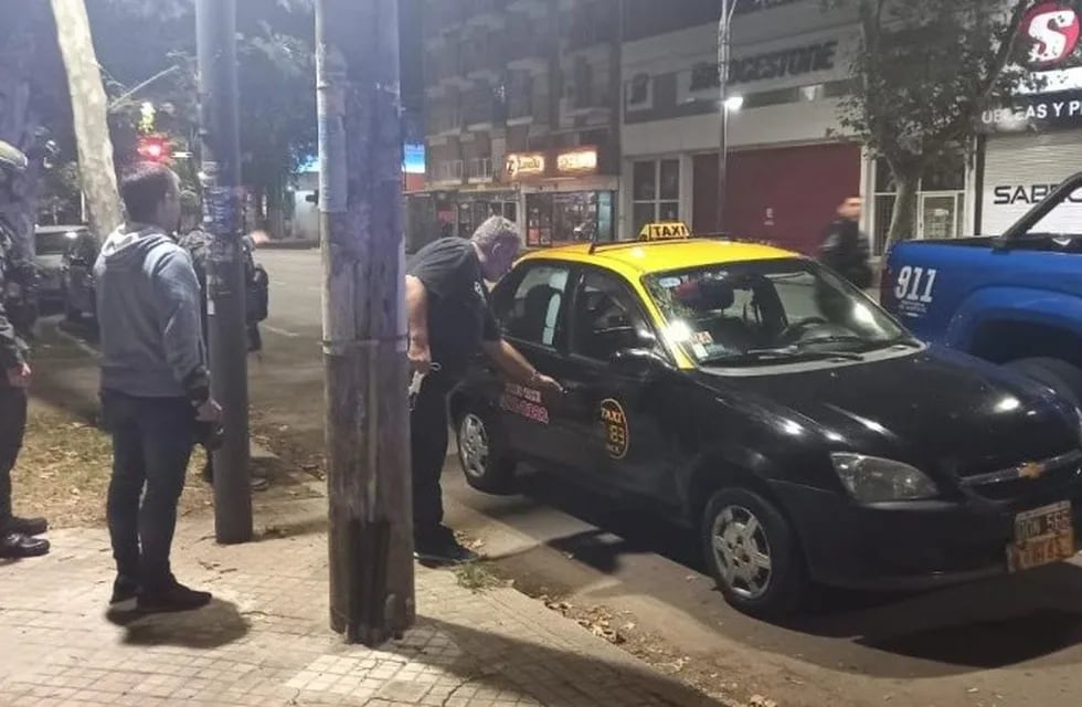 Taxista de Rosario denunció que pasajeros le dejaron una granada en su auto.