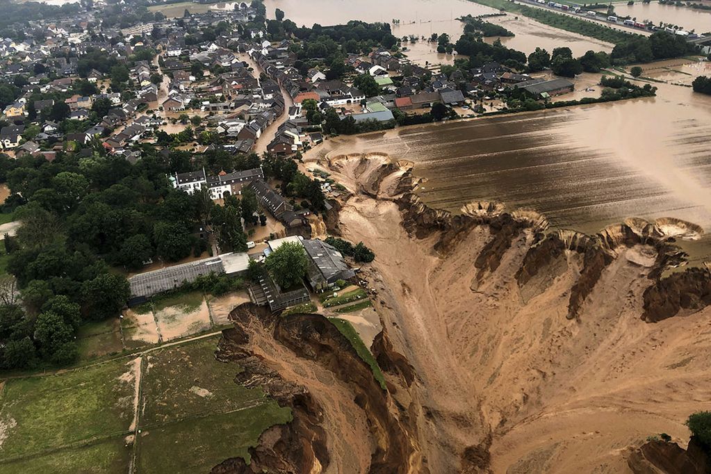 En esta imagen, distribuida el viernes 16 de julio de 2021 por el gobierno del distrito de Colonia, se muestra una vista aérea de las inundaciones en el distrito de Blessem, en Erftstadt, Alemania. (Rhein-Erft-Kreis vía AP)