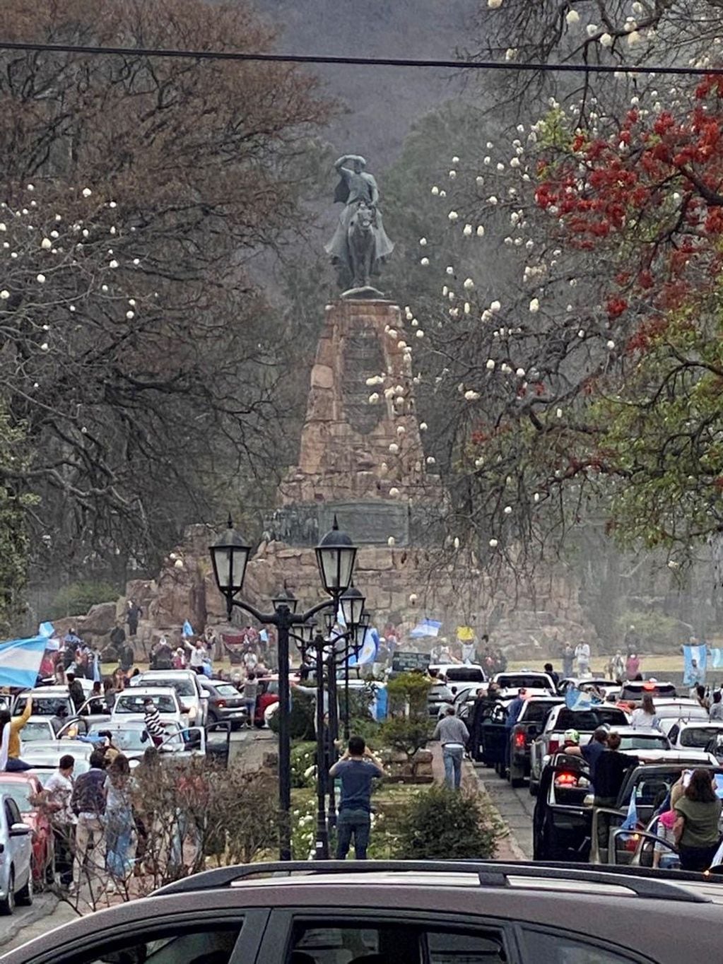 Banderazo en el Monumento a Güemes (Twitter @MandelaMne1)