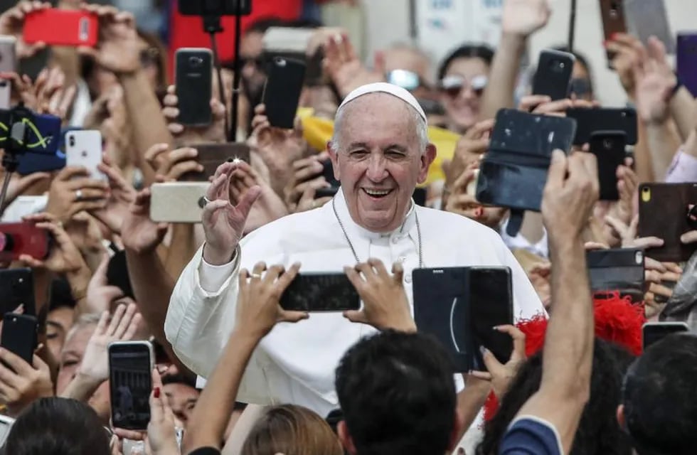 El Papa Francisco saluda a los fieles después de celebrar una misa con motivo de la 105 Jornada mundial de los migrantes y refugiados en la plaza de San Pedro, Ciudad del Vaticano, 29 de septiembre de 2019. Crédito: EFE / GIUSEPPE LAMI.