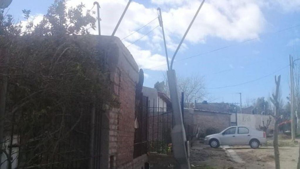 El poste  fue derribado por un camión de la empresa Cliba, en Neuquén (lmneuquén).