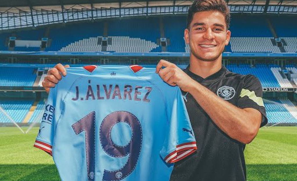 El cordobés Álvarez ya posó junto a la remera que utilizará en el City (Foto: Prensa Manchester City).