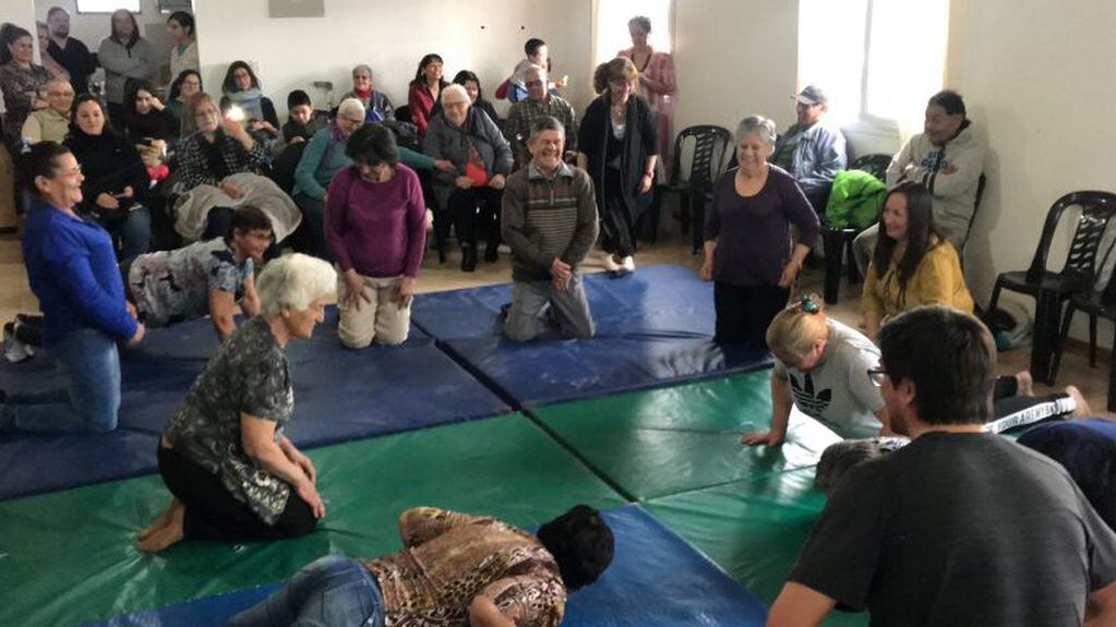 Practicas de adultos mayores en taller de prevención en caídas tolhuin, Tierra del Fuego