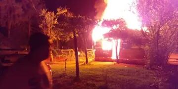 Vecinos de barrio Roulet de Eldorado incendiaron una casa de supuestos ladrones