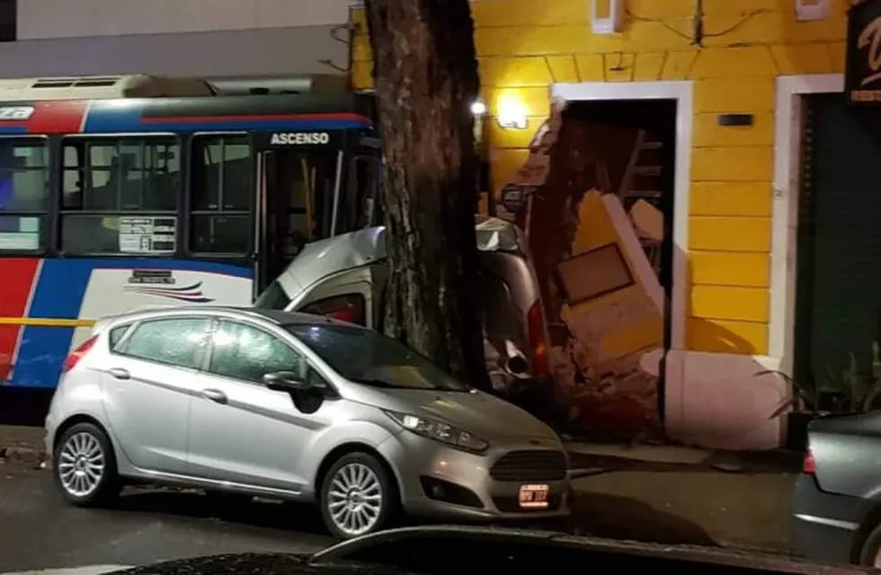 Un auto y un colectivo chocaron en Caballito y se incrustaron contra un comercio (Foto: Twitter)