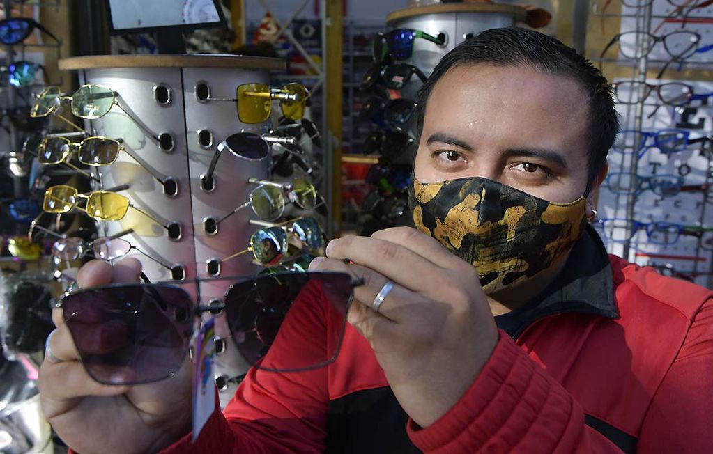 Carlos Chaparro (53) vende anteojos en General Paz y San Martín. Foto: Orlando Pelichotti/ Los Andes

