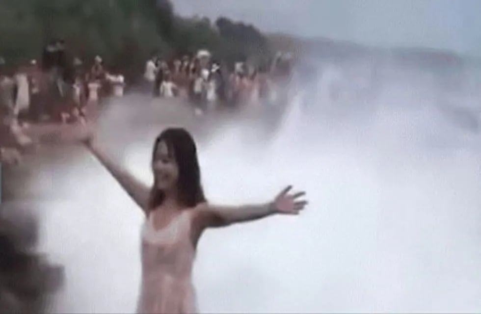 El impresionante video del momento en que una joven es golpeada brutalmente por una ola (Foto: captura)