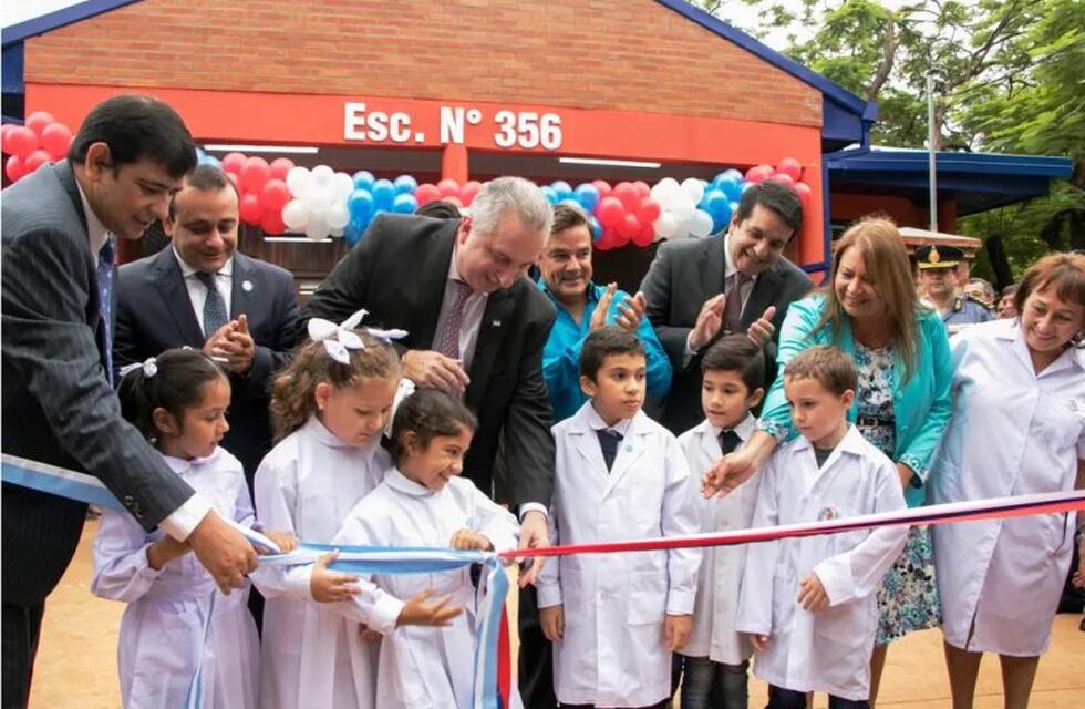 El gobernador de Misiones Hugo Passalacqua, junto a los alumnos y otras autoridades del gobierno provincial.